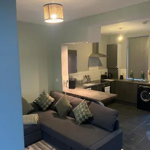  Apartamento 2 Bedroom Cheerful House Close To Center Reino Unido